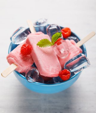 Ahududu Ice cream dondurmayı mavi kase.