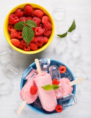 Ahududu Ice cream dondurmayı mavi kase.