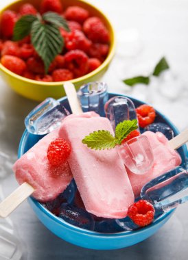 Ahududu Ice cream dondurmayı mavi kase.