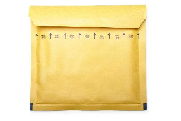 Sobre de embalaje amarillo sobre fondo blanco — Foto de Stock