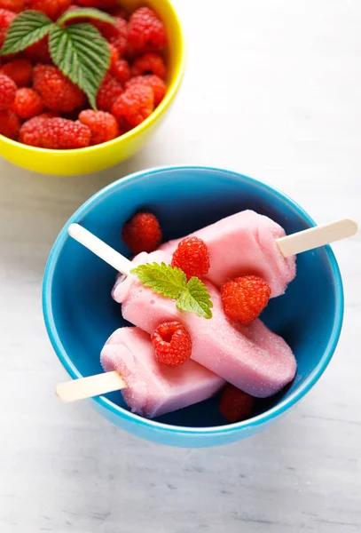 Ahududu Ice cream dondurmayı mavi kase.