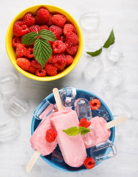 Ahududu Ice cream dondurmayı mavi kase.