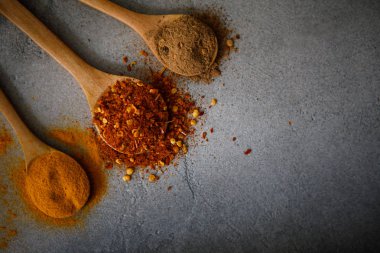 Taş masada çeşitli baharat kaşıkları. Kopyalama alanı olan üst görünüm