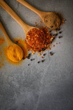 Taş masada çeşitli baharat kaşıkları. Kopyalama alanı olan üst görünüm