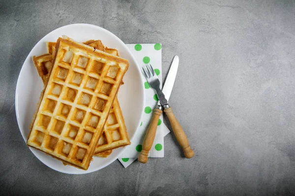 Freshly baked belgium waffles in plate with copy space. From top — Stock Photo, Image