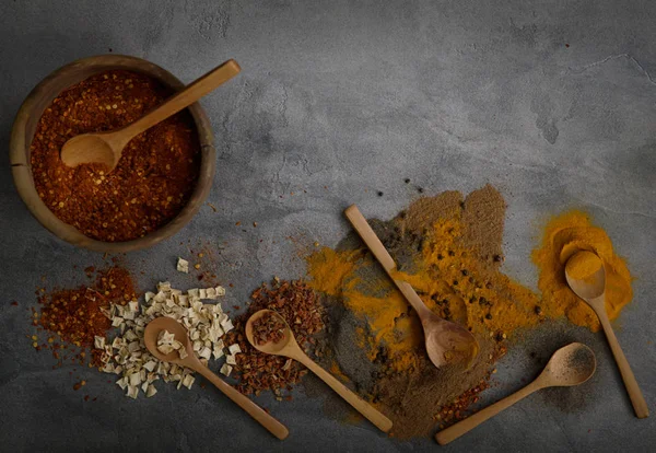 Verschiedene Gewürzlöffel auf einem Steintisch. Draufsicht mit Kopierraum — Stockfoto