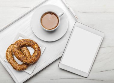 Kahve molası fincan kahve ve çubuk kraker ile