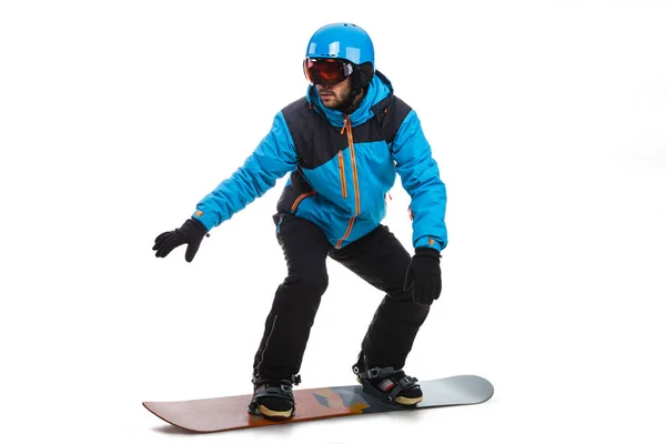 Portret van de jonge mens in sportkleding met snowboard geïsoleerd op een — Stockfoto