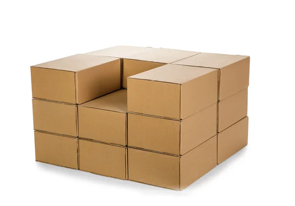 Pilhas de caixas de papelão sobre um fundo branco — Fotografia de Stock