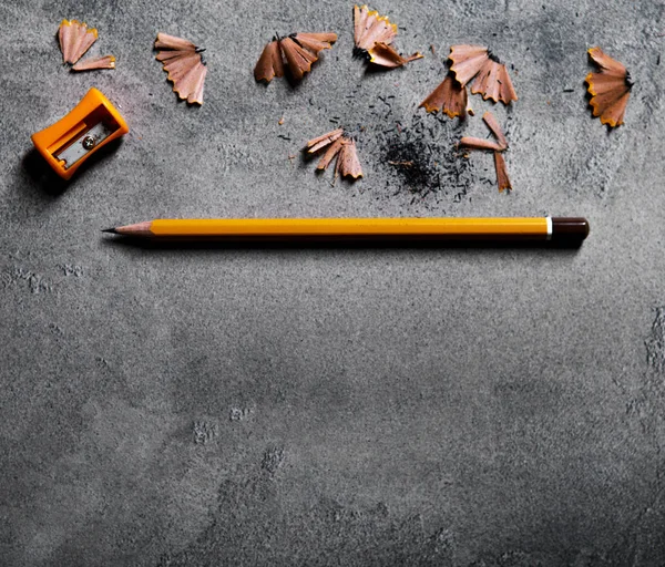 Crayon texture bois avec des copeaux d'affûtage sur fond sombre — Photo