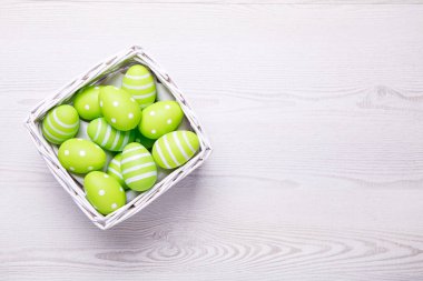 Paskalya arka plan ile sepet içinde Paskalya yumurtaları. Kopya ile Üstten Görünüm