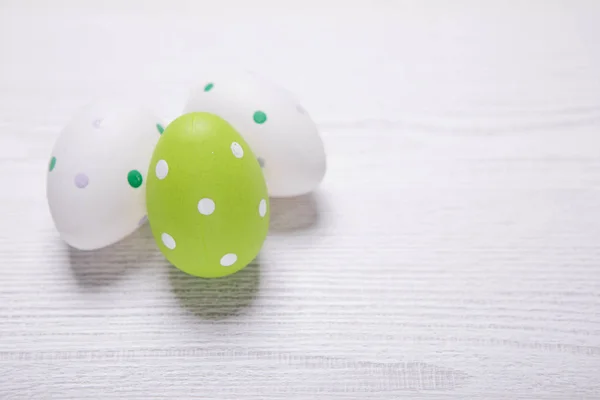 Colorful easter eggs on white background. Easter background with — Stock Photo, Image