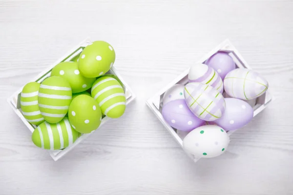Vista superior de coloridos huevos de Pascua en canasta blanca. Backgro de Pascua —  Fotos de Stock