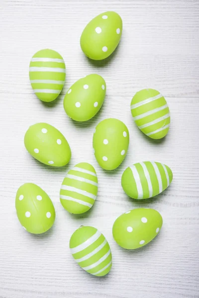 Top view of Easter eggs on wooden background. Background with ea — Stock Photo, Image