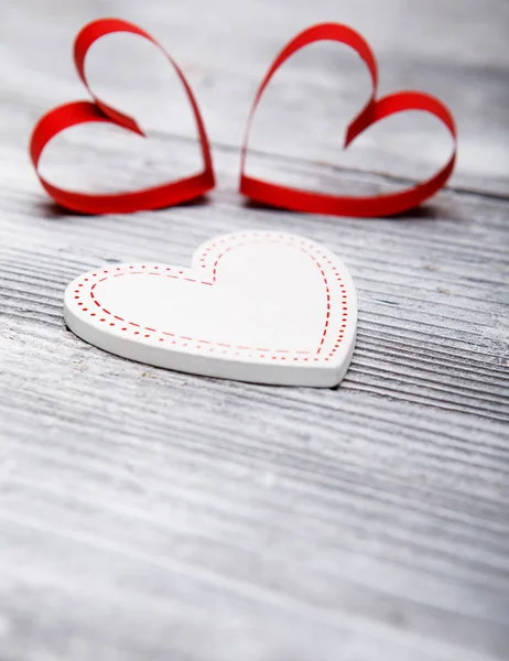 Fondo de San Valentín con corazones sobre fondo de madera blanca —  Fotos de Stock