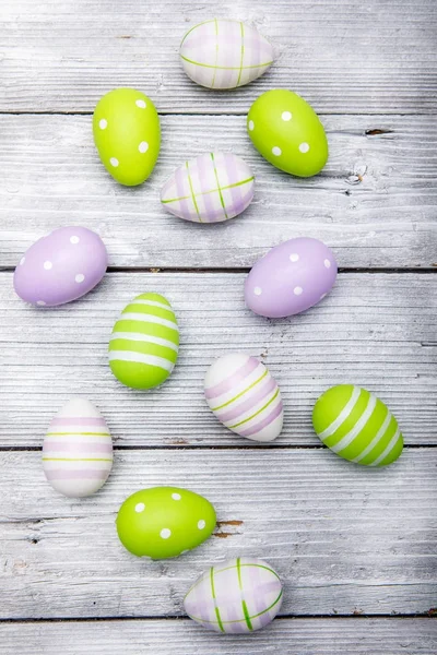 Colorful easter eggs on white wooden background. — Stock Photo, Image