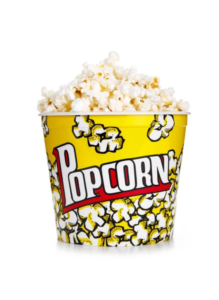 Voller gelber Eimer Popcorn, isoliert auf weißem Hintergrund. — Stockfoto