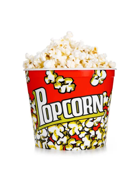 Voller gelber Eimer Popcorn, isoliert auf weißem Hintergrund. — Stockfoto