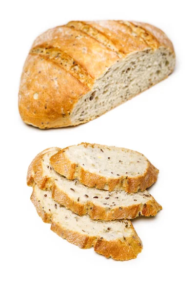 Fatia de pão caseiro fresco isolado no fundo branco — Fotografia de Stock