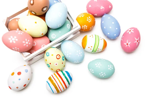 Huevos coloridos de Pascua sobre fondo blanco. Vista superior de Pascua e —  Fotos de Stock