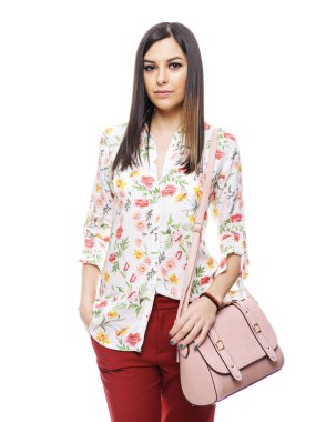 Güzel kadın modeli rahat kıyafetler koleksiyonunda portresi 