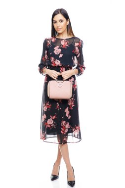 Yaz elbise koleksiyonu içinde genç güzel kadın modeli. Studi