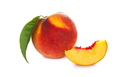 Beyaz arka plan üzerinde izole yaprak ile şeftali meyve