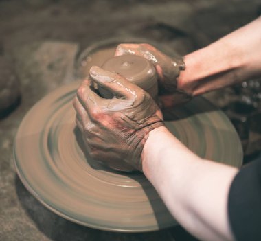 İş yerinde potter. Seramik pot pot yapma Potter Üstten Görünüm