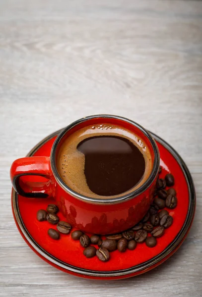 Eine rote Tasse leckeren Kaffee auf Holzgrund — Stockfoto