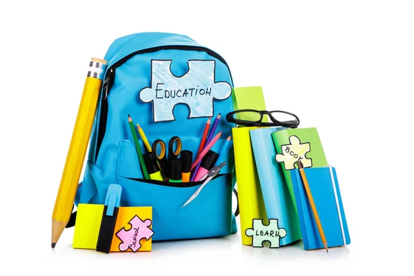 Rucksack mit Schulmaterial, isoliert auf weißem Hintergrund — Stockfoto