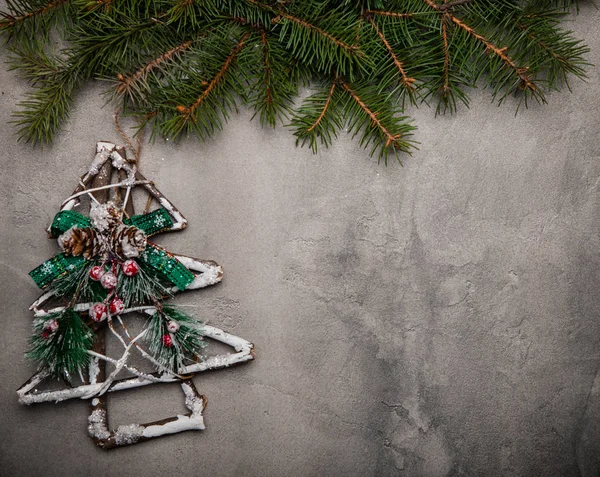 Kreatives Layout aus Weihnachtsbaumzweigen. flach lag. Natur — Stockfoto
