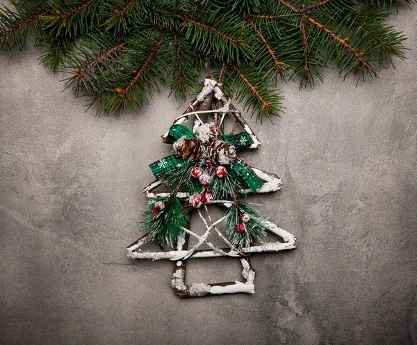 Diseño creativo hecho de ramas de árbol de Navidad. Acostado. Natur. —  Fotos de Stock
