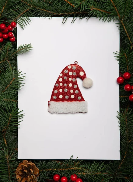 Mise en page créative faite de branches d'arbre de Noël avec carte de papier — Photo