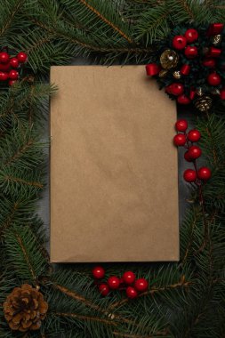 Çelişkili Noel ağacı dallarından oluşan yaratıcı bir düzen.