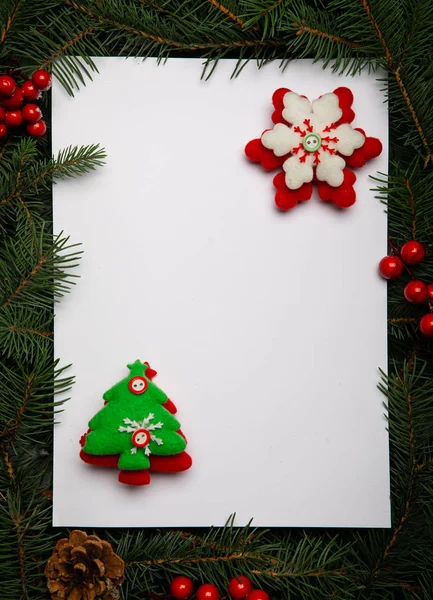 Kreativ layout gjord av julgransgrenar med papperskort — Stockfoto