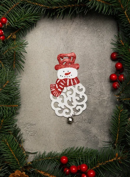Layout creativo fatto di rami di albero di Natale con acrita ba — Foto Stock
