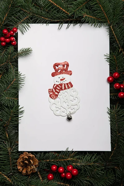 Layout creativo fatto di rami di albero di Natale con carta di carta — Foto Stock