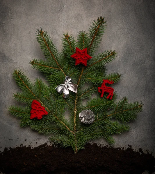 Χριστουγεννιάτικο δέντρο με στολίδι. Χριστουγεννιάτικο φόντο — Φωτογραφία Αρχείου