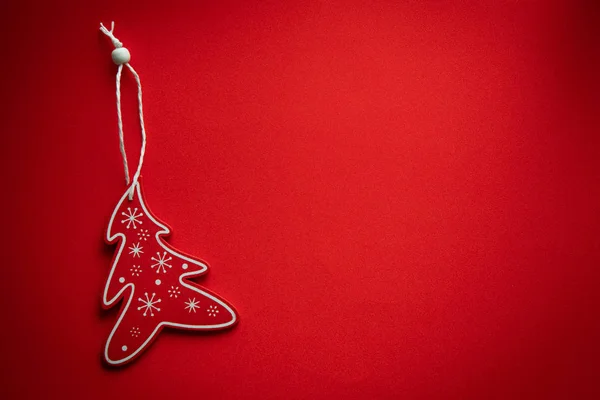 Christbaumschmuck auf rotem Glitzerhintergrund. Weihnachtsdeko — Stockfoto