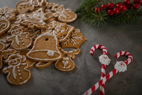 Χριστουγεννιάτικα μπισκότα με χριστουγεννιάτικο στολίδι. Νόστιμο σπιτικό Χριστό — Φωτογραφία Αρχείου