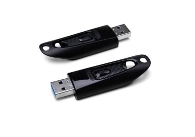 USB bellek beyazda izole edildi. Siyah cisim ile USB bellek, kırpma yolu dahil.