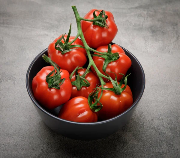 Tomates Vermelhos Maduros Sobre Fundo Escuro Colher Tomates Vista Superior — Fotografia de Stock
