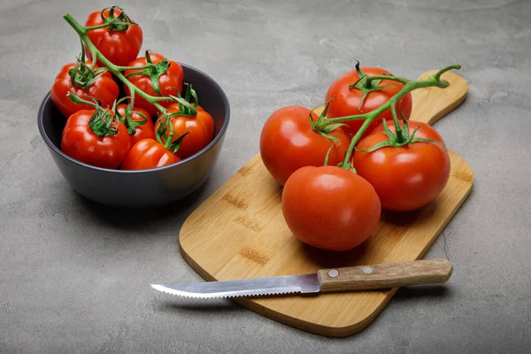 Variedade Vermelha Fresca Tomates Mesa Rústica Cocreto Conceito Tomate Vegetal — Fotografia de Stock