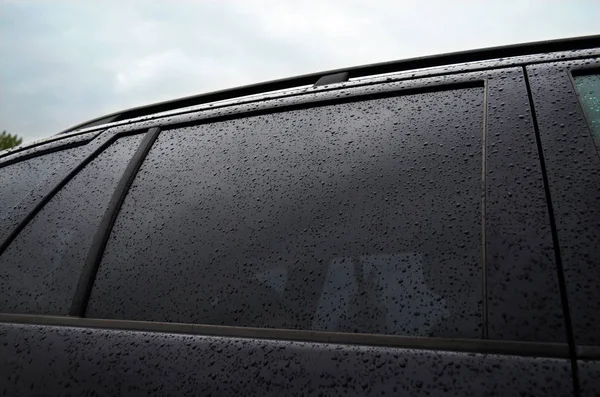 Black tinted and cleaned car window — Stock Photo, Image