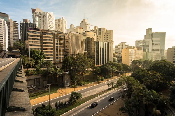 Yol ve Sao Paulo şehrinin binalar — Stok fotoğraf