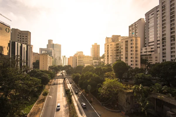 Carretera y edificios de la ciudad de Sao Paulo — Foto de Stock