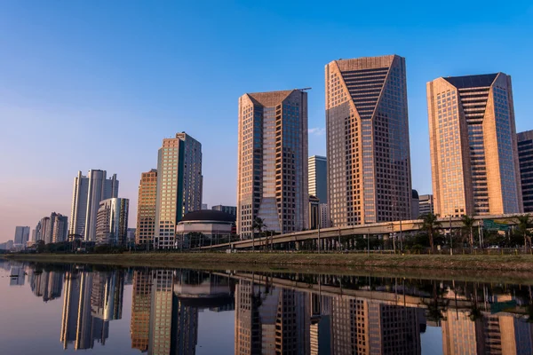 Moderne gebouwen reflectie in de Pinheiros rivier — Stockfoto