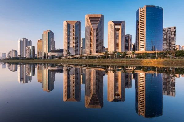 Bâtiments modernes Réflexion dans la rivière Pinheiros — Photo