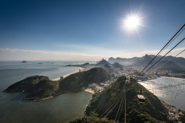 Rio de Janeiro Sugarloaf dağ ve bir teleferik yaklaşıyor