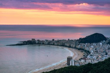 Copacabana plaj manzarası günbatımı tarafından